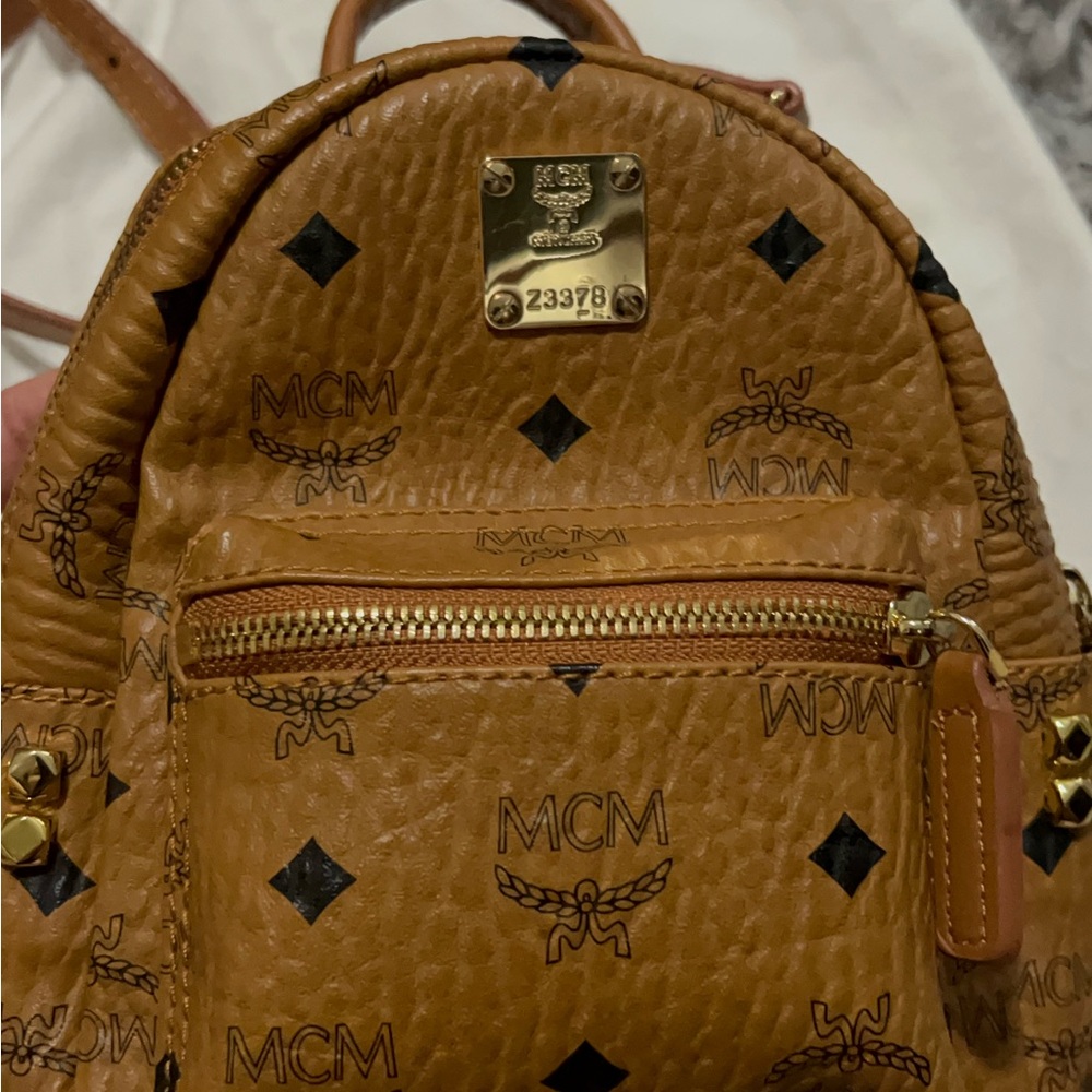 Authentic of MCM

* Good Condition

* It's come with dust bag & authentic cards
